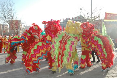 酒泉市2011年元宵節(jié)社火匯演期間，部分社火隊(duì)來公司拜年
