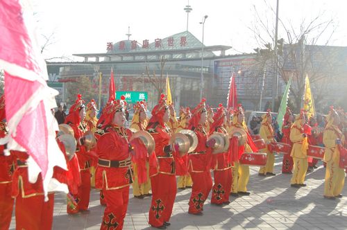 酒泉市2011年元宵節(jié)社火匯演期間，部分社火隊(duì)來公司拜年