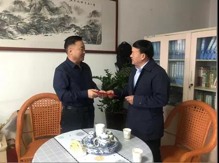敦煌種業(yè)領(lǐng)導(dǎo)看望慰問公司老干部、老黨員及困難黨員職工