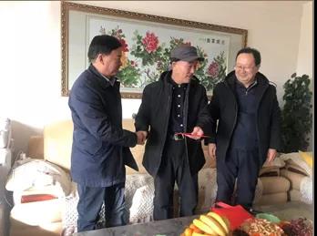 敦煌種業(yè)領(lǐng)導(dǎo)看望慰問公司老干部、老黨員及困難黨員職工
