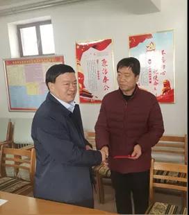 敦煌種業(yè)領(lǐng)導(dǎo)看望慰問公司老干部、老黨員及困難黨員職工